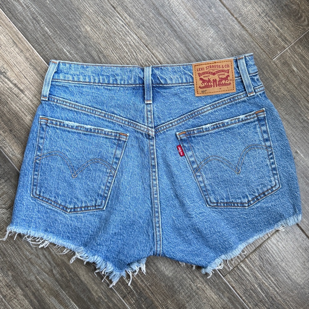 Levi’s high waisted jean shorts 27